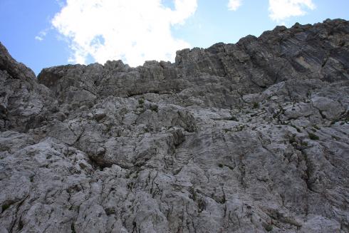 Smeri potekajo naravnost gor v močno previsni vršni del